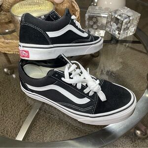 Vans Old Skool Black White Sneakers Women’s Size 7 Classic Skate Shoes